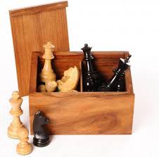 schaakstukken no 4 lood-vilt in houten kist